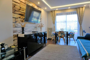 Charming AC 2-bedroom apartment Antibes city center family, couples friendly